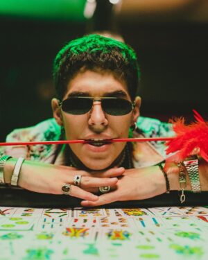 José Giménez-Zapiola Instagram - Ya está disponible “No me mires así” una canción que es parte de mi próximo disco bajo el mando del gran @mateorodo . La escribimos junto a mis amigos @jaimeramona y @alanmadanes , y grabamos este video bajo la dirección de la reina de @malenaratner , gracias por tu mirada y hacer de este cuento lo que imaginaba. Un video juntos a mis amigxs hermosos que me acompañan siempre. Gracias totales @domenechcaro , @santiagosaez_ , @manuramos9 , @canelarregui , @valenofarrell , @soyjokin ❤️

Equipo
Df: @pabloisaok
Styling: @keipampillon
Makeup: @jeremias.cic
Produccion: @majitorome