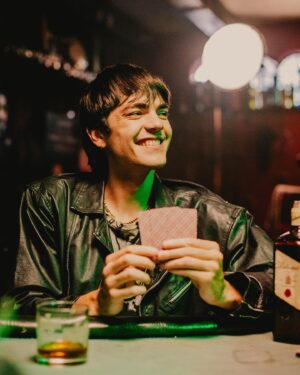 José Giménez-Zapiola Instagram - Ya está disponible “No me mires así” una canción que es parte de mi próximo disco bajo el mando del gran @mateorodo . La escribimos junto a mis amigos @jaimeramona y @alanmadanes , y grabamos este video bajo la dirección de la reina de @malenaratner , gracias por tu mirada y hacer de este cuento lo que imaginaba. Un video juntos a mis amigxs hermosos que me acompañan siempre. Gracias totales @domenechcaro , @santiagosaez_ , @manuramos9 , @canelarregui , @valenofarrell , @soyjokin ❤️

Equipo
Df: @pabloisaok
Styling: @keipampillon
Makeup: @jeremias.cic
Produccion: @majitorome