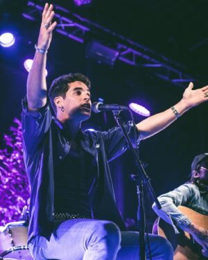 José Giménez-Zapiola Instagram - Un finde mágico en 🇺🇾, le abrimos el show al gran @egbrancciari77 en @medioymedio y tocamos en @feronaclubsocial con el equipo de siempre @jaimeramonaa @yclari @mendiomandel ❤️Este año se viene un discazo y muchos shows 

 📸 @maurirod.uy