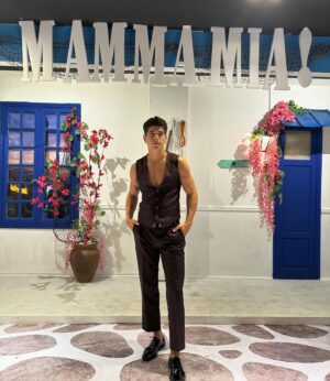 José Giménez-Zapiola Instagram - Ayer función de prensa de @mammamiaarg en Carlos Paz. Todo es una fiesta, gracias @rickypashkus por tu confianza y tu guía. Gracias @flor_de_p por ser la mejor Donna que podíamos tener, gracias por tu liderazgo, tu entrega y amor. 
Párrafo aparte para vos mi amor @malenaratner . Verte brillar arriba del escenario y poder compartir juntos me hace muy feliz. Que la vida y los escenarios nos unan siempre. 
Gracias a todo el equipo y compañeros maravillosos que hace posible esto, @soymatiasibarra @vero_pecollo @alerobotti @marcekot @pardoproduccionesok @majovcp11 @matiasheich !!
 
🤵🏻‍♂️ @divotrajes
