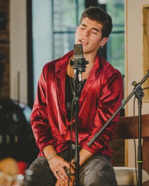 José Giménez-Zapiola Instagram - Que lindo como como están recibiendo “cuando vos no estás” muchas gracias por sus mensajes y por compartir mi nueva canción ♥️

Y muchas gracias al tremendo equipo que participó:

Productor: @mateorodo 
Composición junto a mi hermano @jaimeramonaa 
Video: @janopiccardo 
St: @keipampillon 
👔 @guiltyberlin.ar 

📸 @candeallende.ph