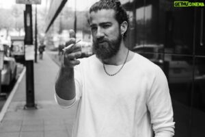 José Luis Badalt Instagram - Las palabras se multiplican en mi boca y nunca se ponen de acuerdo, por eso de vez en cuando tengo que morderme la lengua, para dividirlas en frases (un poco aleatorias).

#ciudad #film