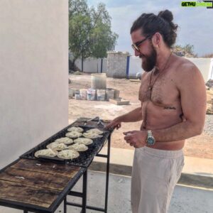 José Luis Badalt Instagram - Es una foto muy del día a día, pero me la tomó mi papi mientras les cocinaba y me hace feliz y ya.