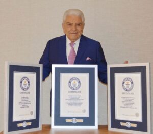 José Luis 'El Puma' Rodríguez Instagram - Cuando algunos de tu propia gente no reconocen tu labor, tu trayectoria y tu servicio a los semejantes, viene alguien de afuera y le cuenta al mundo todo lo que has logrado; así como tu altruismo y servicio a tus semejantes. 

Querido amigo, sigue sirviendo, sigue aportando y sigue ayudando, porque el reconocimiento de tu labor ha sido recordado por uno de los máximos calibradores de la actividad: Guinness. 

Así qué tú y yo sigamos adelante, hasta que el cuerpo no nos necesite más y nos encontremos con nuestro creador, con la creencia de cada uno.

Visité con otros artistas: Julian, Diana, Beto y Francisca, el hospital de la teletón y pude ver la obra que dejas en tu hermoso país Chile. 
Con la colaboración de miles de personas y el apoyo de todo un pueblo, se han atendido a más de 10.000 niños de todo el país.
Agradezco a Chilevision por llevarnos hasta el instituto Teletón para cubrir nuestra visita y pasar un rato con los niños.

Enhorabuena mi querido Mario, @donfranciscotv.
Tu amigo y hermano
José Luis Rodríguez, El Puma.