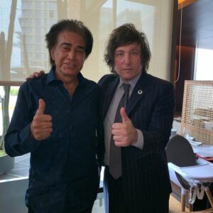 José Luis 'El Puma' Rodríguez Instagram - Milei @javiermilei 
Hace unos cuatro años en mi querida Buenos Aires, Argentina, conocí a estos dos seres tan especiales: Javier Milei y su adorable  hermana,que en una conversación de cuatro horas pude apreciar lo que Milei planteaba, y que por supuesto, coincidíamos en casi todo lo expuesto por el. Tal vez dios no me sacó del cuerpo para ver el principio del cambio de la Argentina después de 70 años.
Ojalá, dios quiera que no se le arrimen ni se le peguen los aduladores, los de mala onda, los aprovechadores, y los ladrones que han participado en el gobierno anterior y que son rechazados por el pueblo argentino.
Va a ser dura la transición, pero no imposible.
Que dios bendiga a la Argentina 
Un país y un pueblo que llevo en mi corazón.
José Luis Rodríguez, El Puma