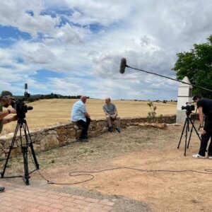 José Luis Gil Instagram - Odón (Teruel), se ha covertido para mí en el “Macondo” de mis abuelos, padres, tíos y hermanos mayores. Estar allí hace que estén más presentes en mi memoria, si cabe. Os echo de menos. A los que conocí tanto y a los que no conocí. Os siento míos por igual.❤️