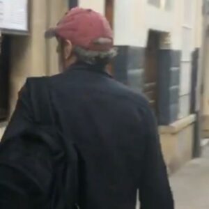José Luis Gil Instagram - Ya que solo se va a poder seguir haciendo teatro en el parlamento, prescindamos de los dos tercios que sobran. ¡Para siempre! A lo mejor nos gusta esa “nueva normalidad”.