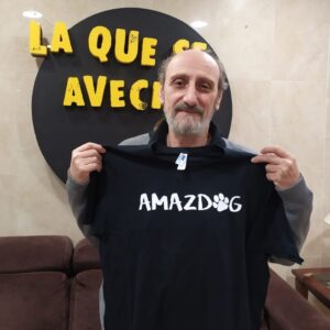 José Luis Gil Instagram - En esta aplicación encontrarás a todos los perros que están en adopción ahora mismo en nuestro país. Descargándotela colaboras a su difusión y a ayudar a estos pobres animales abandonados. Además, te ofrece información sobre hoteles que aceptan mascotas y alimentos y material a un precio más asequible. Gracias!