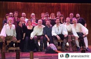 José Luis Gil Instagram - Hoy se cumplen 3 años del estreno de nuestro CYRANO de BERGERAC!Imborrables y maravillosos momentos! Tantos...!👏🏻👏🏻👏🏻👏🏻❤️ Suscribo Repost @anaruizactriz with @get_repost
・・・
Tres años desde que estrenamos nuestro "Cyrano de Bergerac" del que no pudimos despedirnos en las tablas...
Tres años de aprendizaje, de momentos felices, de superación, de compartirlo con compañeros maravillosos ... Un espectáculo que ha hecho si cabe, que mi amor por el teatro sea aún mayor...
No se sabe cuando se abrirá el telón con el nuevo proyecto que tenemos entre manos... Sólo sé que lo espero con ganas y que llegará... 💪🏼🎭