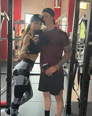 José María Gutiérrez Instagram - Un día mas en @corporefit365 , entrenamiento de hombro y siempre al lado de mi diosa @rominabelluscio11 @adidas_es @nacho_villalba_fitness 💪💪💪💪🔝🔝🔝❤️❤️.