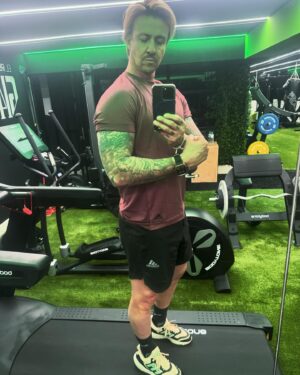 José María Gutiérrez Instagram - Otro entrenamiento más ,hoy biceps & tríceps   30 minutos de cardio en el G14 bodytone ❤️❤️❤️.