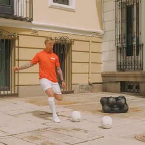 José María Gutiérrez Instagram - Para los que queríais volver a ver uno de mis taconazos, ahí va. 

@justeat_es me retó a colar balones en los balcones de los madrileños con códigos de descuento para que disfruten de un buen manjar viendo la final UEFA Champions League y no me lo pensé ni un segundo. ¡Tremendos pases me marqué!