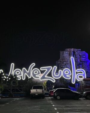 José María Torre Instagram - Recap de un Año Nuevo en un país hermano , que la pasamos masiado chévere ,Venezuela Gracias por todo de verdad que disfrutamos la comida, sus playas , su gente muchos amigos nuevos que se llevan en el Corazón gracias familia Gómez de pana ke ejtuvo arrecho!!!
Sin duda se vuelve pronto!!
#NewGentleman