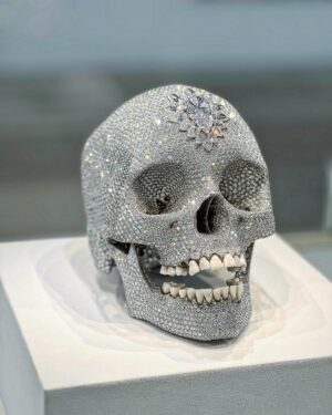 José María Torre Instagram - De las cosas que valen la pena al 1000% impresionante la Expo en el @museojumex de uno de los artistas mas transgresores y talentosos que más inspiran y que más me inspiraron …..el máster @damienhirst cuando vi por primera vez al Tiburón Tigre en el TATE museum me quede loco… vaya pieza en formol!!
Aquí un par de mis piezas favoritas incluyendo “for the Love of God” con su sobredosis de Diamantes!

Imperdible de verdad …..Aplauso de pie!!!
Gracias querida @ruthvich eres la mejor!!
Felicidades Eugenio que cosa de verdad!!! ❤️