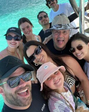 José María Torre Instagram - Recap de un Año Nuevo en un país hermano , que la pasamos masiado chévere ,Venezuela Gracias por todo de verdad que disfrutamos la comida, sus playas , su gente muchos amigos nuevos que se llevan en el Corazón gracias familia Gómez de pana ke ejtuvo arrecho!!!
Sin duda se vuelve pronto!!
#NewGentleman