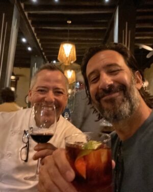 José María Yázpik Instagram - Aquí brindando por ti carnalito @javierplascencia 🤙🏻 @chef_hector_peniche