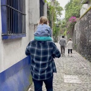 José María Yázpik Instagram - “Ay papá, estás muy loco” dice la chamaca. Domingueando por el barrio. 😎🤙🏻