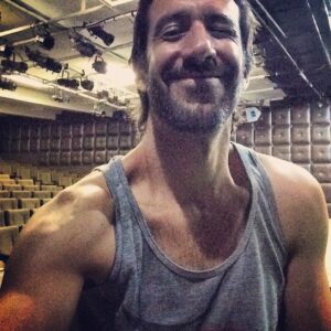 José María Yázpik Instagram - Extraño hacer teatro. Ojalá pueda pronto. #unhombreajeno 😎