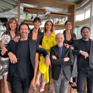 José María Yázpik Instagram - Esta gente maravillosa y querida!!! #NowAndThen por @appletvplus 20 de Mayo. 🥂