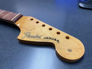 José María Yázpik Instagram - Proceso de mi Fender Jaguar! Muchísimas gracias @fender @markoibarra.mx @sergiorussek Soy muy feliz!! 😎🤙🏻