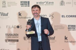 José Mota Instagram - Muy agradecido por este premio Joan Ramón Mainat  del @festval_oficial de
#VitoriaGasteiz 2023 🎊😃🍾