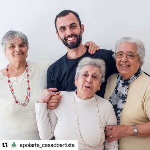 José Raposo Instagram - CASA DO ARTISTA 
#Repost @apoiarte_casadoartista with @use.repost
・・・
𝑨 𝑨𝒗𝒐́ 𝑽𝒆𝒊𝒐 𝑻𝒓𝒂𝒃𝒂𝒍𝒉𝒂𝒓... 𝒏𝒂 𝑪𝒂𝒔𝒂 𝒅𝒐 𝑨𝒓𝒕𝒊𝒔𝒕𝒂

“A Avó Veio Trabalhar é um espaço criativo para pessoas com mais de 60 anos. 

𝑶 𝒒𝒖𝒆 𝒏𝒐́𝒔 𝒇𝒂𝒛𝒆𝒎𝒐𝒔 𝒆́ 𝒅𝒂𝒓 𝒑𝒂𝒍𝒄𝒐 𝒂 𝒆𝒔𝒕𝒂𝒔 𝒑𝒆𝒔𝒔𝒐𝒂𝒔, 𝒓𝒆𝒊𝒏𝒗𝒊𝒏𝒅𝒊𝒄𝒂𝒓 𝒐𝒔 𝒔𝒆𝒖𝒔 𝒅𝒊𝒓𝒆𝒊𝒕𝒐𝒔, 𝒆𝒏𝒂𝒍𝒕𝒆𝒄𝒆𝒓 𝒆 𝒓𝒆𝒅𝒆𝒔𝒄𝒐𝒃𝒓𝒊𝒓 𝒐𝒔 𝒔𝒆𝒖𝒔 𝒆 𝒐𝒖𝒕𝒓𝒐𝒔 𝒕𝒂𝒍𝒆𝒏𝒕𝒐𝒔. 𝑨 𝒊𝒅𝒆𝒊𝒂 𝒆́ 𝒄𝒓𝒊𝒂𝒓 𝒑𝒆𝒄̧𝒂𝒔 𝒒𝒖𝒆 𝒑𝒐𝒔𝒔𝒂𝒎 𝒆𝒔𝒑𝒆𝒍𝒉𝒂𝒓 𝒂 𝒇𝒖𝒔𝒂̃𝒐 𝒅𝒆 𝒅𝒊𝒇𝒆𝒓𝒆𝒏𝒕𝒆𝒔 𝒄𝒐𝒏𝒉𝒆𝒄𝒊𝒎𝒆𝒏𝒕𝒐𝒔. 

Todos nós, ao fim ao cabo, somos artistas... quando surgiu o contacto com a Casa do Artista surgiu também a ideia de recuperação do espólio da Casa e de se poder enaltecer as fotografias que guardam memórias com a arte do bordado que, por si só, é tão português, além de funcionar como mediador para a conversa, poder-se narrar histórias relacionadas com as fotografias, ou outras histórias de vida das próprias pessoas que estão a bordar, dos fotografados, criando uma tríade de histórias diferenciadora. e esta é a base do projeto, criam-se laços emocionais, contam-se histórias mirabulantes ao ritmo da construção de peças artísticas únicas.”

𝑨̂𝒏𝒈𝒆𝒍𝒐 𝑪𝒂𝒎𝒑𝒐𝒕𝒂
@angelocampota

@aavoveiotrabalhar 

📸 @pedrosadio
.
.
.
.
.
.
.
.
.
.
#aavoveiotrabalhar #apoiarte #casadoartista #avos #arte #cultura #projetosfelizes #pedrosadio #angelocampota