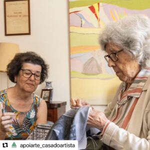 José Raposo Instagram - CASA DO ARTISTA 
#Repost @apoiarte_casadoartista with @use.repost
・・・
𝑨 𝑨𝒗𝒐́ 𝑽𝒆𝒊𝒐 𝑻𝒓𝒂𝒃𝒂𝒍𝒉𝒂𝒓... 𝒏𝒂 𝑪𝒂𝒔𝒂 𝒅𝒐 𝑨𝒓𝒕𝒊𝒔𝒕𝒂

“A Avó Veio Trabalhar é um espaço criativo para pessoas com mais de 60 anos. 

𝑶 𝒒𝒖𝒆 𝒏𝒐́𝒔 𝒇𝒂𝒛𝒆𝒎𝒐𝒔 𝒆́ 𝒅𝒂𝒓 𝒑𝒂𝒍𝒄𝒐 𝒂 𝒆𝒔𝒕𝒂𝒔 𝒑𝒆𝒔𝒔𝒐𝒂𝒔, 𝒓𝒆𝒊𝒏𝒗𝒊𝒏𝒅𝒊𝒄𝒂𝒓 𝒐𝒔 𝒔𝒆𝒖𝒔 𝒅𝒊𝒓𝒆𝒊𝒕𝒐𝒔, 𝒆𝒏𝒂𝒍𝒕𝒆𝒄𝒆𝒓 𝒆 𝒓𝒆𝒅𝒆𝒔𝒄𝒐𝒃𝒓𝒊𝒓 𝒐𝒔 𝒔𝒆𝒖𝒔 𝒆 𝒐𝒖𝒕𝒓𝒐𝒔 𝒕𝒂𝒍𝒆𝒏𝒕𝒐𝒔. 𝑨 𝒊𝒅𝒆𝒊𝒂 𝒆́ 𝒄𝒓𝒊𝒂𝒓 𝒑𝒆𝒄̧𝒂𝒔 𝒒𝒖𝒆 𝒑𝒐𝒔𝒔𝒂𝒎 𝒆𝒔𝒑𝒆𝒍𝒉𝒂𝒓 𝒂 𝒇𝒖𝒔𝒂̃𝒐 𝒅𝒆 𝒅𝒊𝒇𝒆𝒓𝒆𝒏𝒕𝒆𝒔 𝒄𝒐𝒏𝒉𝒆𝒄𝒊𝒎𝒆𝒏𝒕𝒐𝒔. 

Todos nós, ao fim ao cabo, somos artistas... quando surgiu o contacto com a Casa do Artista surgiu também a ideia de recuperação do espólio da Casa e de se poder enaltecer as fotografias que guardam memórias com a arte do bordado que, por si só, é tão português, além de funcionar como mediador para a conversa, poder-se narrar histórias relacionadas com as fotografias, ou outras histórias de vida das próprias pessoas que estão a bordar, dos fotografados, criando uma tríade de histórias diferenciadora. e esta é a base do projeto, criam-se laços emocionais, contam-se histórias mirabulantes ao ritmo da construção de peças artísticas únicas.”

𝑨̂𝒏𝒈𝒆𝒍𝒐 𝑪𝒂𝒎𝒑𝒐𝒕𝒂
@angelocampota

@aavoveiotrabalhar 

📸 @pedrosadio
.
.
.
.
.
.
.
.
.
.
#aavoveiotrabalhar #apoiarte #casadoartista #avos #arte #cultura #projetosfelizes #pedrosadio #angelocampota