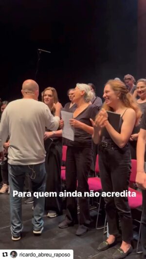 José Raposo Instagram - 😂O meu RICARDO apanhou-me com o telemóvel, a falar à malta toda do coro do espectáculo “DOM GARCIA”, uma Cantata Cénica de JOLY BRAGA SANTOS, que vamos fazer amanhã, domingo, no Centro Cultural de Belém às 19horas! Íamos começar o ensaio, e gosto de falar às pessoas com quem trabalho, embora este espectáculo seja composto por 160 pessoas - as da Banda Sinfónica da Polícia de Segurança Pública; as do Coro Sinfónico Lisboa Cantat; os solistas; os actores; os bailarinos e os narradores! E estou feliz por várias razões : p’ra já estou a pisar o palco com o meu filho! Depois, nunca tinha participado numa cantata! Depois todos os colegas, das várias vertentes do espectáculo, são de enorme qualidade! E depois é um espectáculo PORTUGUÊS com toda a qualidade do mundo! Venham ver! Ah… e sabem de quem é o poema? De NATÁLIA CORREIA e de DAVID MOURÃO-FERREIRA! Não desperdicem esta oportunidade! Até já…❤️