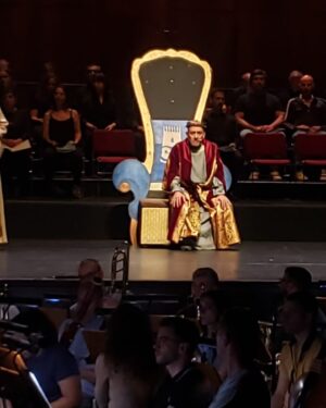 José Raposo Instagram - Uma bela aventura que o produtor PAULO ENES DA SILVEIRA, os maestros ANTÓNIO COSTA (orquestra) e JORGE ALVES (coro), a coreógrafa CATARINA MOREIRA, a figurinista MARIA GONZAGA e o encenador FERNANDO GOMES (e todos os assistentes óbvio) nos proporcionaram! Somos 160 intérpretes, e vamos estar hoje no Mosteiro de Alcobaça às 21.30h. É uma pena um espectáculo destes não ter uma carreira mais prolongada e a divulgação merecida por parte das instituições oficiais da cultura deste país!

#Repost @cistermusica with @use.repost_ 
A Cantata Cénica "Dom Garcia" é da autoria de três grandes vultos da cultura portuguesa: JOLY BRAGA SANTOS, NATÁLIA CORREIA e DAVID MOURÃO-FERREIRA.

Uma obra emblemática, encomendada para a 1.ª edição do Festival de Vilar de Mouros, em 1971, e que agora volta a subir à cena para celebrar a música de Joly, no centenário do seu nascimento (1924-1988).

Composta para banda sinfónica, grande coro sinfónico, cinco solistas cantores e oito declamadores, a récita no Mosteiro de Alcobaça conta com mais de 140 elementos em palco, incluindo a Banda Sinfónica da PSP e o Coro Sinfónico Lisboa Cantat.

Esta grandiosa cantata é inspirada na história de D.
Garcia e seus quatro irmãos (D. Sancho, D. Afonso, D.
Elvira e D. Urraca), filhos do Rei D. Fernando, de Castela, antes da formação do Reino de Portugal.

Domingo, 7 de julho, às 21h30, venha viver este momento artístico raro, única ocasião que viu convergir três grandes vultos da cultura portuguesa do século XX! 🤎

Bilhetes em Blueticket e locais habituais.

#cistermusica #umclássicoparatodos #festival
#alcobaça #centrodeportugal #BancoBPI
#FundaçãolaCaixa