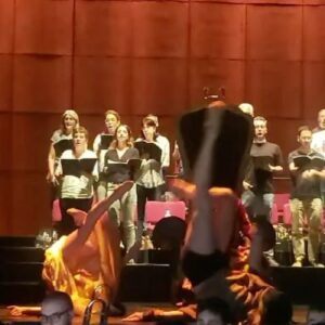 José Raposo Instagram - Uma bela aventura que o produtor PAULO ENES DA SILVEIRA, os maestros ANTÓNIO COSTA (orquestra) e JORGE ALVES (coro), a coreógrafa CATARINA MOREIRA, a figurinista MARIA GONZAGA e o encenador FERNANDO GOMES (e todos os assistentes óbvio) nos proporcionaram! Somos 160 intérpretes, e vamos estar hoje no Mosteiro de Alcobaça às 21.30h. É uma pena um espectáculo destes não ter uma carreira mais prolongada e a divulgação merecida por parte das instituições oficiais da cultura deste país!

#Repost @cistermusica with @use.repost_ 
A Cantata Cénica "Dom Garcia" é da autoria de três grandes vultos da cultura portuguesa: JOLY BRAGA SANTOS, NATÁLIA CORREIA e DAVID MOURÃO-FERREIRA.

Uma obra emblemática, encomendada para a 1.ª edição do Festival de Vilar de Mouros, em 1971, e que agora volta a subir à cena para celebrar a música de Joly, no centenário do seu nascimento (1924-1988).

Composta para banda sinfónica, grande coro sinfónico, cinco solistas cantores e oito declamadores, a récita no Mosteiro de Alcobaça conta com mais de 140 elementos em palco, incluindo a Banda Sinfónica da PSP e o Coro Sinfónico Lisboa Cantat.

Esta grandiosa cantata é inspirada na história de D.
Garcia e seus quatro irmãos (D. Sancho, D. Afonso, D.
Elvira e D. Urraca), filhos do Rei D. Fernando, de Castela, antes da formação do Reino de Portugal.

Domingo, 7 de julho, às 21h30, venha viver este momento artístico raro, única ocasião que viu convergir três grandes vultos da cultura portuguesa do século XX! 🤎

Bilhetes em Blueticket e locais habituais.

#cistermusica #umclássicoparatodos #festival
#alcobaça #centrodeportugal #BancoBPI
#FundaçãolaCaixa