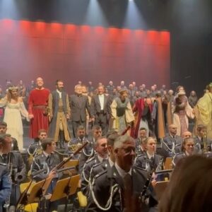 José Raposo Instagram - Uma bela aventura que o produtor PAULO ENES DA SILVEIRA, os maestros ANTÓNIO COSTA (orquestra) e JORGE ALVES (coro), a coreógrafa CATARINA MOREIRA, a figurinista MARIA GONZAGA e o encenador FERNANDO GOMES (e todos os assistentes óbvio) nos proporcionaram! Somos 160 intérpretes, e vamos estar hoje no Mosteiro de Alcobaça às 21.30h. É uma pena um espectáculo destes não ter uma carreira mais prolongada e a divulgação merecida por parte das instituições oficiais da cultura deste país!

#Repost @cistermusica with @use.repost_ 
A Cantata Cénica "Dom Garcia" é da autoria de três grandes vultos da cultura portuguesa: JOLY BRAGA SANTOS, NATÁLIA CORREIA e DAVID MOURÃO-FERREIRA.

Uma obra emblemática, encomendada para a 1.ª edição do Festival de Vilar de Mouros, em 1971, e que agora volta a subir à cena para celebrar a música de Joly, no centenário do seu nascimento (1924-1988).

Composta para banda sinfónica, grande coro sinfónico, cinco solistas cantores e oito declamadores, a récita no Mosteiro de Alcobaça conta com mais de 140 elementos em palco, incluindo a Banda Sinfónica da PSP e o Coro Sinfónico Lisboa Cantat.

Esta grandiosa cantata é inspirada na história de D.
Garcia e seus quatro irmãos (D. Sancho, D. Afonso, D.
Elvira e D. Urraca), filhos do Rei D. Fernando, de Castela, antes da formação do Reino de Portugal.

Domingo, 7 de julho, às 21h30, venha viver este momento artístico raro, única ocasião que viu convergir três grandes vultos da cultura portuguesa do século XX! 🤎

Bilhetes em Blueticket e locais habituais.

#cistermusica #umclássicoparatodos #festival
#alcobaça #centrodeportugal #BancoBPI
#FundaçãolaCaixa