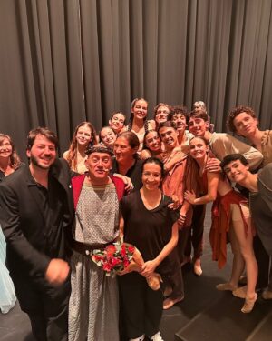 José Raposo Instagram - Uma bela aventura que o produtor PAULO ENES DA SILVEIRA, os maestros ANTÓNIO COSTA (orquestra) e JORGE ALVES (coro), a coreógrafa CATARINA MOREIRA, a figurinista MARIA GONZAGA e o encenador FERNANDO GOMES (e todos os assistentes óbvio) nos proporcionaram! Somos 160 intérpretes, e vamos estar hoje no Mosteiro de Alcobaça às 21.30h. É uma pena um espectáculo destes não ter uma carreira mais prolongada e a divulgação merecida por parte das instituições oficiais da cultura deste país!

#Repost @cistermusica with @use.repost_ 
A Cantata Cénica "Dom Garcia" é da autoria de três grandes vultos da cultura portuguesa: JOLY BRAGA SANTOS, NATÁLIA CORREIA e DAVID MOURÃO-FERREIRA.

Uma obra emblemática, encomendada para a 1.ª edição do Festival de Vilar de Mouros, em 1971, e que agora volta a subir à cena para celebrar a música de Joly, no centenário do seu nascimento (1924-1988).

Composta para banda sinfónica, grande coro sinfónico, cinco solistas cantores e oito declamadores, a récita no Mosteiro de Alcobaça conta com mais de 140 elementos em palco, incluindo a Banda Sinfónica da PSP e o Coro Sinfónico Lisboa Cantat.

Esta grandiosa cantata é inspirada na história de D.
Garcia e seus quatro irmãos (D. Sancho, D. Afonso, D.
Elvira e D. Urraca), filhos do Rei D. Fernando, de Castela, antes da formação do Reino de Portugal.

Domingo, 7 de julho, às 21h30, venha viver este momento artístico raro, única ocasião que viu convergir três grandes vultos da cultura portuguesa do século XX! 🤎

Bilhetes em Blueticket e locais habituais.

#cistermusica #umclássicoparatodos #festival
#alcobaça #centrodeportugal #BancoBPI
#FundaçãolaCaixa