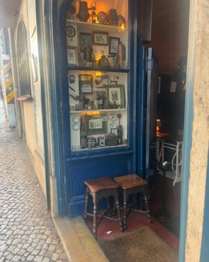 José Raposo Instagram - Vou ao teatro romano, e enquanto não começa vim dar um giro por esta “fatia mágica” desta mágica cidade de Lisboa - Mouraria, Castelo, Graça… e mesmo em frente à igreja de Sto. António resolvi entrar no restaurante Estrela da Sé, de que o meu amigo Zé Fonseca e Costa contava ser local de várias tertúlias intelectuais num passado onde muita conspiração política em relação ao regime se fazia também… e estive à conversa com o dono, o sr. Alexandre, que se queixou evidentemente da falta de apoio político de há uns tempos a esta parte aos locais históricos da cidade como é o caso deste restaurante com os seus compartimentos em madeira maravilhosos! E, ao subir a rua da Sé, praticamente só vi lojas de ímans para os frigoríficos, que substituem uma série de restaurantes e lojas de bairro deitadas abaixo… Não será que os turistas não achariam muito mais graça ao que nos identificava?