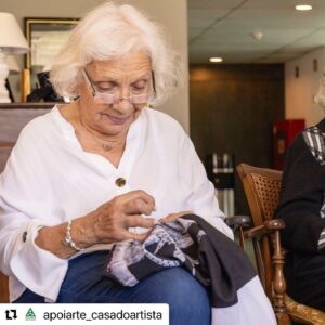 José Raposo Instagram - CASA DO ARTISTA 
#Repost @apoiarte_casadoartista with @use.repost
・・・
𝑨 𝑨𝒗𝒐́ 𝑽𝒆𝒊𝒐 𝑻𝒓𝒂𝒃𝒂𝒍𝒉𝒂𝒓... 𝒏𝒂 𝑪𝒂𝒔𝒂 𝒅𝒐 𝑨𝒓𝒕𝒊𝒔𝒕𝒂

“A Avó Veio Trabalhar é um espaço criativo para pessoas com mais de 60 anos. 

𝑶 𝒒𝒖𝒆 𝒏𝒐́𝒔 𝒇𝒂𝒛𝒆𝒎𝒐𝒔 𝒆́ 𝒅𝒂𝒓 𝒑𝒂𝒍𝒄𝒐 𝒂 𝒆𝒔𝒕𝒂𝒔 𝒑𝒆𝒔𝒔𝒐𝒂𝒔, 𝒓𝒆𝒊𝒏𝒗𝒊𝒏𝒅𝒊𝒄𝒂𝒓 𝒐𝒔 𝒔𝒆𝒖𝒔 𝒅𝒊𝒓𝒆𝒊𝒕𝒐𝒔, 𝒆𝒏𝒂𝒍𝒕𝒆𝒄𝒆𝒓 𝒆 𝒓𝒆𝒅𝒆𝒔𝒄𝒐𝒃𝒓𝒊𝒓 𝒐𝒔 𝒔𝒆𝒖𝒔 𝒆 𝒐𝒖𝒕𝒓𝒐𝒔 𝒕𝒂𝒍𝒆𝒏𝒕𝒐𝒔. 𝑨 𝒊𝒅𝒆𝒊𝒂 𝒆́ 𝒄𝒓𝒊𝒂𝒓 𝒑𝒆𝒄̧𝒂𝒔 𝒒𝒖𝒆 𝒑𝒐𝒔𝒔𝒂𝒎 𝒆𝒔𝒑𝒆𝒍𝒉𝒂𝒓 𝒂 𝒇𝒖𝒔𝒂̃𝒐 𝒅𝒆 𝒅𝒊𝒇𝒆𝒓𝒆𝒏𝒕𝒆𝒔 𝒄𝒐𝒏𝒉𝒆𝒄𝒊𝒎𝒆𝒏𝒕𝒐𝒔. 

Todos nós, ao fim ao cabo, somos artistas... quando surgiu o contacto com a Casa do Artista surgiu também a ideia de recuperação do espólio da Casa e de se poder enaltecer as fotografias que guardam memórias com a arte do bordado que, por si só, é tão português, além de funcionar como mediador para a conversa, poder-se narrar histórias relacionadas com as fotografias, ou outras histórias de vida das próprias pessoas que estão a bordar, dos fotografados, criando uma tríade de histórias diferenciadora. e esta é a base do projeto, criam-se laços emocionais, contam-se histórias mirabulantes ao ritmo da construção de peças artísticas únicas.”

𝑨̂𝒏𝒈𝒆𝒍𝒐 𝑪𝒂𝒎𝒑𝒐𝒕𝒂
@angelocampota

@aavoveiotrabalhar 

📸 @pedrosadio
.
.
.
.
.
.
.
.
.
.
#aavoveiotrabalhar #apoiarte #casadoartista #avos #arte #cultura #projetosfelizes #pedrosadio #angelocampota