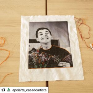 José Raposo Instagram - CASA DO ARTISTA 
#Repost @apoiarte_casadoartista with @use.repost
・・・
𝑨 𝑨𝒗𝒐́ 𝑽𝒆𝒊𝒐 𝑻𝒓𝒂𝒃𝒂𝒍𝒉𝒂𝒓... 𝒏𝒂 𝑪𝒂𝒔𝒂 𝒅𝒐 𝑨𝒓𝒕𝒊𝒔𝒕𝒂

“A Avó Veio Trabalhar é um espaço criativo para pessoas com mais de 60 anos. 

𝑶 𝒒𝒖𝒆 𝒏𝒐́𝒔 𝒇𝒂𝒛𝒆𝒎𝒐𝒔 𝒆́ 𝒅𝒂𝒓 𝒑𝒂𝒍𝒄𝒐 𝒂 𝒆𝒔𝒕𝒂𝒔 𝒑𝒆𝒔𝒔𝒐𝒂𝒔, 𝒓𝒆𝒊𝒏𝒗𝒊𝒏𝒅𝒊𝒄𝒂𝒓 𝒐𝒔 𝒔𝒆𝒖𝒔 𝒅𝒊𝒓𝒆𝒊𝒕𝒐𝒔, 𝒆𝒏𝒂𝒍𝒕𝒆𝒄𝒆𝒓 𝒆 𝒓𝒆𝒅𝒆𝒔𝒄𝒐𝒃𝒓𝒊𝒓 𝒐𝒔 𝒔𝒆𝒖𝒔 𝒆 𝒐𝒖𝒕𝒓𝒐𝒔 𝒕𝒂𝒍𝒆𝒏𝒕𝒐𝒔. 𝑨 𝒊𝒅𝒆𝒊𝒂 𝒆́ 𝒄𝒓𝒊𝒂𝒓 𝒑𝒆𝒄̧𝒂𝒔 𝒒𝒖𝒆 𝒑𝒐𝒔𝒔𝒂𝒎 𝒆𝒔𝒑𝒆𝒍𝒉𝒂𝒓 𝒂 𝒇𝒖𝒔𝒂̃𝒐 𝒅𝒆 𝒅𝒊𝒇𝒆𝒓𝒆𝒏𝒕𝒆𝒔 𝒄𝒐𝒏𝒉𝒆𝒄𝒊𝒎𝒆𝒏𝒕𝒐𝒔. 

Todos nós, ao fim ao cabo, somos artistas... quando surgiu o contacto com a Casa do Artista surgiu também a ideia de recuperação do espólio da Casa e de se poder enaltecer as fotografias que guardam memórias com a arte do bordado que, por si só, é tão português, além de funcionar como mediador para a conversa, poder-se narrar histórias relacionadas com as fotografias, ou outras histórias de vida das próprias pessoas que estão a bordar, dos fotografados, criando uma tríade de histórias diferenciadora. e esta é a base do projeto, criam-se laços emocionais, contam-se histórias mirabulantes ao ritmo da construção de peças artísticas únicas.”

𝑨̂𝒏𝒈𝒆𝒍𝒐 𝑪𝒂𝒎𝒑𝒐𝒕𝒂
@angelocampota

@aavoveiotrabalhar 

📸 @pedrosadio
.
.
.
.
.
.
.
.
.
.
#aavoveiotrabalhar #apoiarte #casadoartista #avos #arte #cultura #projetosfelizes #pedrosadio #angelocampota