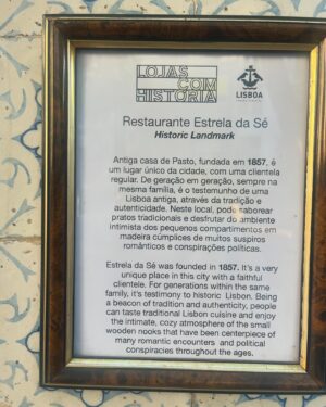 José Raposo Instagram - Vou ao teatro romano, e enquanto não começa vim dar um giro por esta “fatia mágica” desta mágica cidade de Lisboa - Mouraria, Castelo, Graça… e mesmo em frente à igreja de Sto. António resolvi entrar no restaurante Estrela da Sé, de que o meu amigo Zé Fonseca e Costa contava ser local de várias tertúlias intelectuais num passado onde muita conspiração política em relação ao regime se fazia também… e estive à conversa com o dono, o sr. Alexandre, que se queixou evidentemente da falta de apoio político de há uns tempos a esta parte aos locais históricos da cidade como é o caso deste restaurante com os seus compartimentos em madeira maravilhosos! E, ao subir a rua da Sé, praticamente só vi lojas de ímans para os frigoríficos, que substituem uma série de restaurantes e lojas de bairro deitadas abaixo… Não será que os turistas não achariam muito mais graça ao que nos identificava?