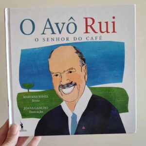 José Raposo Instagram - Interpretei há uns meses a figura do Comendador Rui Nabeiro numa série, e se, como todos, conhecia a sua personalidade humanista e empresarial, fiquei ainda mais profundamente admirado com a dimensão das suas qualidades humanas! A MARIANA JONES (@depernasparaoar_ ) escreveu um livro infantil sobre a sua vida, chamado “O AVÔ RUI - o senhor do café”, que só pelo facto de contar esta exemplar história de vida aos miúdos já é um fantástico acto didático! Soube que interromperam ontem de propósito o lançamento do livro por criticarem outro livro que a Mariana tinha publicado antes, chamado “O PEDRO GOSTA DO AFONSO”, numa atitude preconceituosa e discriminatória! Atitudes como esta são inaceitáveis em pleno século XXI numa sociedade pluralista e democrática, acho que está tudo a ficar maluco!

#Repost @paulinha.silva.perlimpimpim with @use.repost_ 
☕️ Avô Rui, O Senhor do Café é a bonita sugestão de hoje. Uma história de @depernasparaoar_, com ilustrações de @joanagancho, editada pela @domquixoteeditora.

📘 Neste livro ficamos a conhecer o percurso, desde cedo, do fundador de uma das mais importantes marcas portuguesas - Delta Cafés, o Comendador Rui Nabeiro. "Desde menino que sonhava alto, desde menino que estava predestinado a coisas grandes, desde menino que queria levar a sua terra a todos os cantos do país e ilhas. Este avô, que foi pai e filho, transtormou para sempre a vida de todos aqueles que se cruzaram com ele, deixando uma herança de trabalho, dedicação, empreendedorismo e de muita paixão por tudo o que fazia."

💬 Um livro que é uma bonita homenagem a Rui
Nabeiro, onde se "misturam aromas, afetos, histórias e, acima de tudo, muito amor pela vida e pelos outros." Gostei de conhecer um pouco mais acerca da vida e do percurso daquele que é considerado um dos maiores exemplos de humanismo e visão empresarial no nosso país. Uma homenagem a Rui Nabeiro, mas de certa forma a todos os avós que deixam bonitas memórias que perdurarão nos seus netos. Porque como ele próprio dizia " Se todos quisessemos, o mundo seria maravilhoso”.
❓Já conheciam este livro? Recomendo, vão gostar!
#sugestoesdelivros #booksuggestions #bookswelove #livrosemaislivros #livrododia