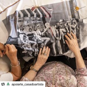 José Raposo Instagram - CASA DO ARTISTA 
#Repost @apoiarte_casadoartista with @use.repost
・・・
𝑨 𝑨𝒗𝒐́ 𝑽𝒆𝒊𝒐 𝑻𝒓𝒂𝒃𝒂𝒍𝒉𝒂𝒓... 𝒏𝒂 𝑪𝒂𝒔𝒂 𝒅𝒐 𝑨𝒓𝒕𝒊𝒔𝒕𝒂

“A Avó Veio Trabalhar é um espaço criativo para pessoas com mais de 60 anos. 

𝑶 𝒒𝒖𝒆 𝒏𝒐́𝒔 𝒇𝒂𝒛𝒆𝒎𝒐𝒔 𝒆́ 𝒅𝒂𝒓 𝒑𝒂𝒍𝒄𝒐 𝒂 𝒆𝒔𝒕𝒂𝒔 𝒑𝒆𝒔𝒔𝒐𝒂𝒔, 𝒓𝒆𝒊𝒏𝒗𝒊𝒏𝒅𝒊𝒄𝒂𝒓 𝒐𝒔 𝒔𝒆𝒖𝒔 𝒅𝒊𝒓𝒆𝒊𝒕𝒐𝒔, 𝒆𝒏𝒂𝒍𝒕𝒆𝒄𝒆𝒓 𝒆 𝒓𝒆𝒅𝒆𝒔𝒄𝒐𝒃𝒓𝒊𝒓 𝒐𝒔 𝒔𝒆𝒖𝒔 𝒆 𝒐𝒖𝒕𝒓𝒐𝒔 𝒕𝒂𝒍𝒆𝒏𝒕𝒐𝒔. 𝑨 𝒊𝒅𝒆𝒊𝒂 𝒆́ 𝒄𝒓𝒊𝒂𝒓 𝒑𝒆𝒄̧𝒂𝒔 𝒒𝒖𝒆 𝒑𝒐𝒔𝒔𝒂𝒎 𝒆𝒔𝒑𝒆𝒍𝒉𝒂𝒓 𝒂 𝒇𝒖𝒔𝒂̃𝒐 𝒅𝒆 𝒅𝒊𝒇𝒆𝒓𝒆𝒏𝒕𝒆𝒔 𝒄𝒐𝒏𝒉𝒆𝒄𝒊𝒎𝒆𝒏𝒕𝒐𝒔. 

Todos nós, ao fim ao cabo, somos artistas... quando surgiu o contacto com a Casa do Artista surgiu também a ideia de recuperação do espólio da Casa e de se poder enaltecer as fotografias que guardam memórias com a arte do bordado que, por si só, é tão português, além de funcionar como mediador para a conversa, poder-se narrar histórias relacionadas com as fotografias, ou outras histórias de vida das próprias pessoas que estão a bordar, dos fotografados, criando uma tríade de histórias diferenciadora. e esta é a base do projeto, criam-se laços emocionais, contam-se histórias mirabulantes ao ritmo da construção de peças artísticas únicas.”

𝑨̂𝒏𝒈𝒆𝒍𝒐 𝑪𝒂𝒎𝒑𝒐𝒕𝒂
@angelocampota

@aavoveiotrabalhar 

📸 @pedrosadio
.
.
.
.
.
.
.
.
.
.
#aavoveiotrabalhar #apoiarte #casadoartista #avos #arte #cultura #projetosfelizes #pedrosadio #angelocampota