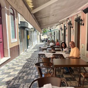José Raposo Instagram - As minhas princesas foram ver-me na Cantata Cénica “Dom Garcia” ao Mosteiro de Alcobaça ontem, e ficámos nesta linda terra, onde visitámos hoje o imponente e lindíssimo Mosteiro, almoçando depois no muito bom restaurante “António Padeiro”.