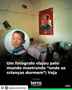José Raposo Instagram - #Repost @jperezsanchez with @use.repost
・・・
ONDE DORMEM AS CRIANÇAS...

O ensaio fotográfico intitulado “Onde as Crianças Dormem”, produzido pelo talentoso fotógrafo britânico @jamesmollison , oferece um olhar profundo e sensível sobre a infância ao redor do mundo. Este trabalho extraordinário apresenta uma série de imagens que revelam os quartos onde crianças de diversos países dormem, refletindo as vastas diferenças culturais e socioeconômicas entre elas.

Percorrendo países como México, Brasil, Estados Unidos, Escócia, Itália, Israel, Cisjordânia, Quênia, Senegal, Lesoto, Nepal, China e Índia, Mollison capturou não apenas os espaços físicos, mas também as realidades únicas de cada criança. As fotografias dos quartos são acompanhadas por retratos das próprias crianças, proporcionando uma narrativa visual que conecta o espectador diretamente com a vida e as circunstâncias desses jovens.

No Brasil, por exemplo, Mollison fotografou crianças que vivem em comunidades indígena na Amazônia, como exemplo, a índigena Ahkohxet, de 8 anos, na Amazônia, dormindo em uma cama improvisada em uma casa de pau-a-pique.

#fotografia #fotografo #dormir #bbcbrasil

Repost de @terrageopolitica 📸🛏️