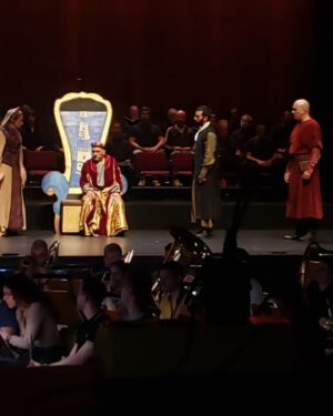 José Raposo Instagram - Uma bela aventura que o produtor PAULO ENES DA SILVEIRA, os maestros ANTÓNIO COSTA (orquestra) e JORGE ALVES (coro), a coreógrafa CATARINA MOREIRA, a figurinista MARIA GONZAGA e o encenador FERNANDO GOMES (e todos os assistentes óbvio) nos proporcionaram! Somos 160 intérpretes, e vamos estar hoje no Mosteiro de Alcobaça às 21.30h. É uma pena um espectáculo destes não ter uma carreira mais prolongada e a divulgação merecida por parte das instituições oficiais da cultura deste país!

#Repost @cistermusica with @use.repost_ 
A Cantata Cénica "Dom Garcia" é da autoria de três grandes vultos da cultura portuguesa: JOLY BRAGA SANTOS, NATÁLIA CORREIA e DAVID MOURÃO-FERREIRA.

Uma obra emblemática, encomendada para a 1.ª edição do Festival de Vilar de Mouros, em 1971, e que agora volta a subir à cena para celebrar a música de Joly, no centenário do seu nascimento (1924-1988).

Composta para banda sinfónica, grande coro sinfónico, cinco solistas cantores e oito declamadores, a récita no Mosteiro de Alcobaça conta com mais de 140 elementos em palco, incluindo a Banda Sinfónica da PSP e o Coro Sinfónico Lisboa Cantat.

Esta grandiosa cantata é inspirada na história de D.
Garcia e seus quatro irmãos (D. Sancho, D. Afonso, D.
Elvira e D. Urraca), filhos do Rei D. Fernando, de Castela, antes da formação do Reino de Portugal.

Domingo, 7 de julho, às 21h30, venha viver este momento artístico raro, única ocasião que viu convergir três grandes vultos da cultura portuguesa do século XX! 🤎

Bilhetes em Blueticket e locais habituais.

#cistermusica #umclássicoparatodos #festival
#alcobaça #centrodeportugal #BancoBPI
#FundaçãolaCaixa