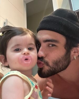 José Victor Pires Instagram - fotinhas com ela ao vivo! Silêncio por favor, a princesa ta com soninho e vai dormir agora… bjuuu família 🌟🤍