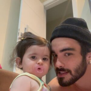 José Victor Pires Instagram - fotinhas com ela ao vivo! Silêncio por favor, a princesa ta com soninho e vai dormir agora… bjuuu família 🌟🤍