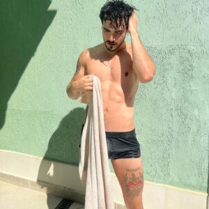 José Victor Pires Instagram - De hoje… quintal,sol, vitamina D e terapia! encaixando as engrenagens em busca do meu melhor 🛤 ⚙️🧠