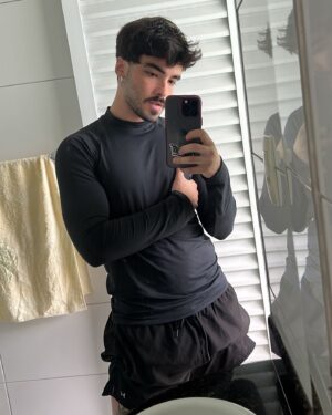 José Victor Pires Instagram - Só pra deixar registrado aqui o dia em que eu voltei a cuidar dos meus treinos e da minha saúde… Bora 🏋🏻‍♀️