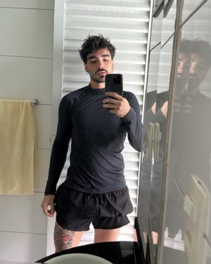 José Victor Pires Instagram - Só pra deixar registrado aqui o dia em que eu voltei a cuidar dos meus treinos e da minha saúde… Bora 🏋🏻‍♀️