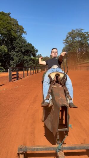José Vitor Leme Instagram - Vivendo novas experiências e se divertindo com os amigos 🙌🏻

#saddlebronc