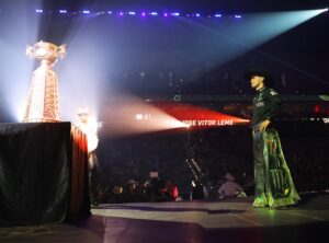 José Vitor Leme Instagram - De volta a ação! Neste fim de semana estarei competindo em Salt Lake City, na 11ª etapa da temporada da Unleash The Beast. Estou muito feliz em poder retornar as arenas após quase 70 dias em recuperação.

Foi um período difícil, uma nova lesão, muitos desafios, incertezas, mas com fé e o apoio de todos tive muita força para superar mais esta fase e voltar a fazer o que eu mais amo, que é montar em touros.

Quero agradecer a todos o carinho e apoio que recebi nestes dois meses afastado das arenas, a minha equipe que trabalhou na minha recuperação e em especial a minha família, minha esposa, meu filho e meus amigos, por estarem comigo em todos os momentos.

Tenho uma missão difícil pela frente, mas sigo firme em meus objetivos e metas. No momento, apenas agradeço pela oportunidade de poder retornar as arenas da PBR com o compromisso de entregar sempre o melhor de mim.

Não acabou… 🙌🏻