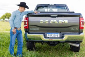 José Vitor Leme Instagram - Obrigado @ramdobrasil por me proporcionar o que tem de melhor quando estou no 🇧🇷
Parceria de sucesso 🐏🤠

#Ram 

📸: @michele.enz