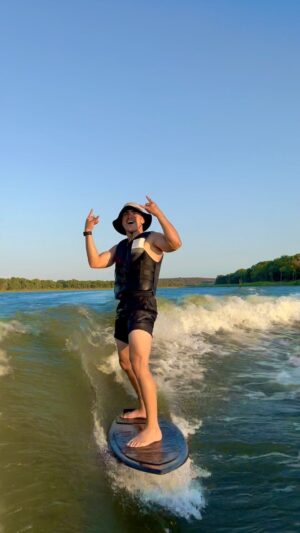 José Vitor Leme Instagram - To melhorando haha 🌊🏄‍♂️
#360° #wakesurf